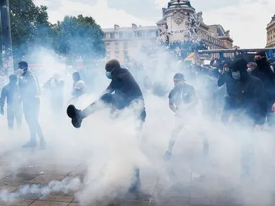 Першотравнева демонстрація в Парижі переросла в сутички з поліцією