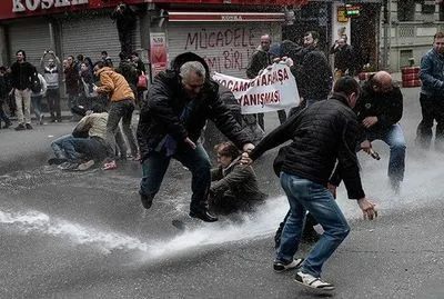 Турецкая полиция задержала сотни людей на первомайском марше - СМИ