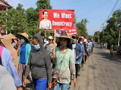 Три місяці протестів в М'янмі: люди знову виходили на мітинг, ЗМІ повідомили про вибухи