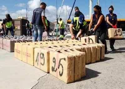 Полиция арестовала банду, которая пыталась переправить 7 тонн гашиша в Испанию