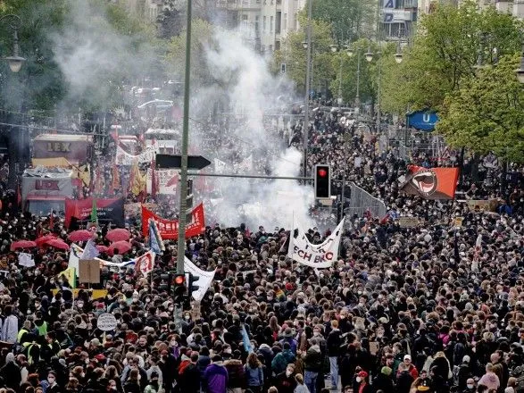 На первомайских демонстрациях в Берлине задержали более 200 человек