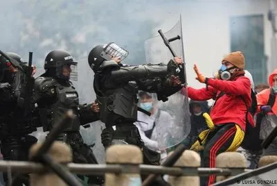 Президент Колумбии вводит войска в города, где продолжаются протесты