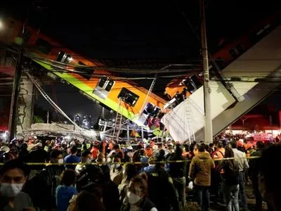 Число погибших при обрушении моста метро в Мехико увеличилось до 20