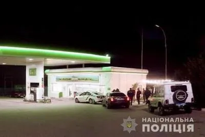 На Івано-Франківщині чоловік влаштував стрілянину на автозаправці, є поранені