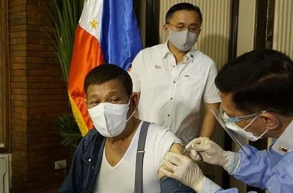 Президент Філіппін зробив щеплення від коронавірусу