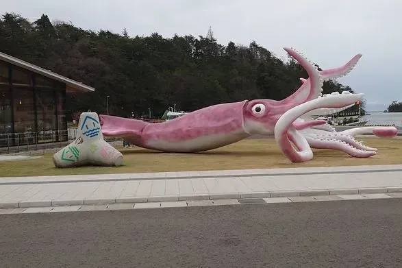 В Японии построили 13-метровую статую кальмара за 228 тыс. долларов с COVID-фонда
