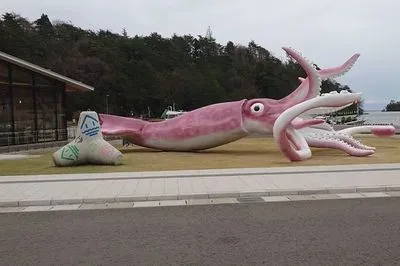 В Японії побудували 13-метрову статую кальмара за 228 тис. доларів з COVID-фонду