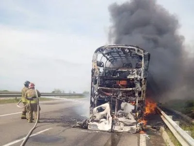 На Одесской трассе дотла сгорел автобус: 60 пассажиров успели выбежать, часть из них уже вывезли