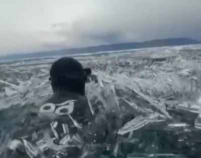 Дайвери купались в озері з крижаних голок: з'явилось відео екстремального запливу на Байкалі