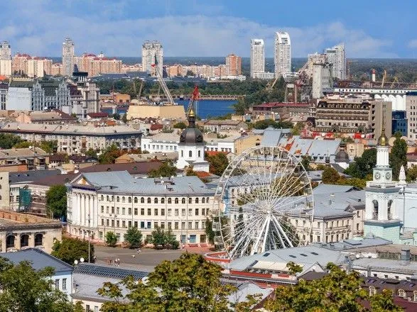 Поток туристов в Киев из-за границы сократился более чем на половину