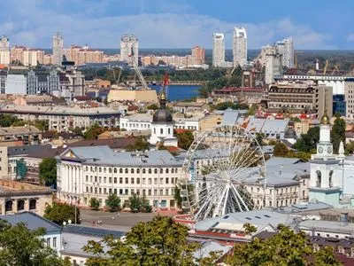 Поток туристов в Киев из-за границы сократился более чем на половину