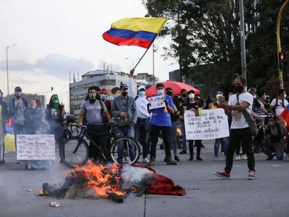 protesti-u-kolumbiyi-prodovzhuyutsya-promislovi-grupi-poperedzhayut-pro-defitsit-paliva