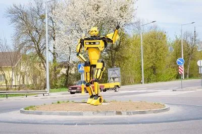 Фигуру робота-трансформера установили на въезде в Винницу