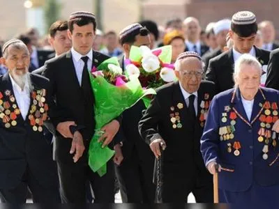 В Туркменистане ветераны заплатят за президентские подарки к 9 мая