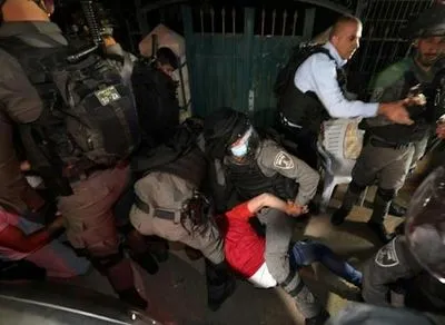 На Храмовой горе в Иерусалиме вспыхнули жестокие столкновения между полицией и палестинцами: почти полсотни раненых