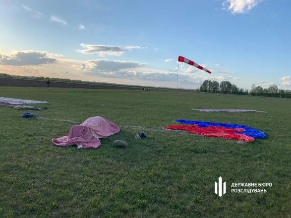 В Нежине во время прыжков с парашютом разбился спасатель: что известно