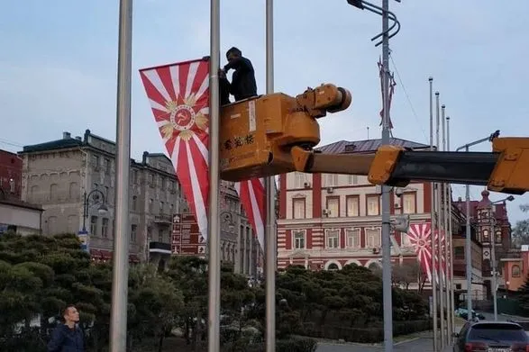 У російському Владивостоці до Дня Перемоги вивісили прапори, що нагадують знамена ВМС Японії