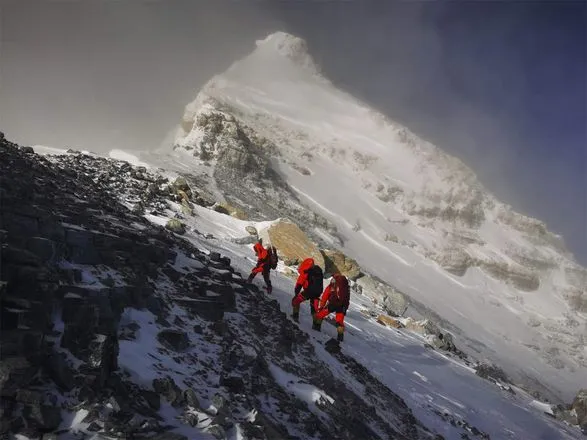 Китай создаст "разделительную линию" на Эвересте из-за опасений попадания COVID-19 с Непала