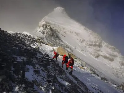 Китай создаст "разделительную линию" на Эвересте из-за опасений попадания COVID-19 с Непала