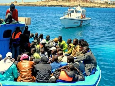Чотири човни, що перевозили сотню мігрантів, висадили їх на італійському отрові Лампедуза