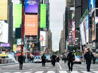 В Нью-Йорке на “Таймс-сквер” неизвестный стрелял в мать с ребенком