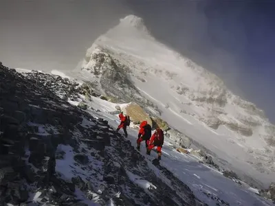 Альпинисты и туристы: в закрытом на локдаун Непале застряли 107 украинцев, у четырех - COVID-19