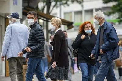 Вакцинованим американцям дозволили не носити маски