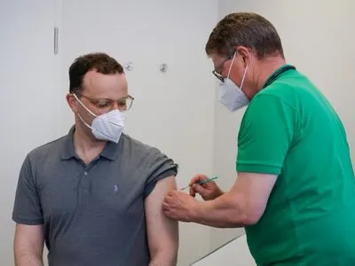 Глава МОЗ Німеччини вакцинувався препаратом AstraZeneca