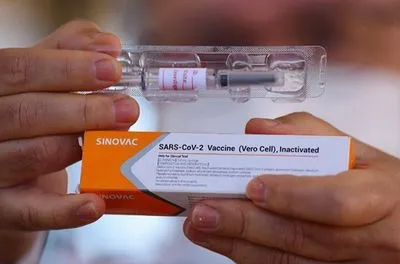 Вакцина CoronaVac в 98% випадків запобігла летальним випадкам від COVID-19 в Індонезії