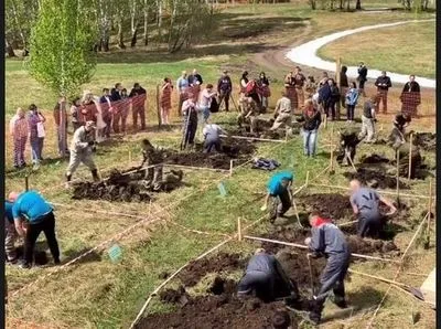 В России устроили чемпионат по скоростному копанию могил