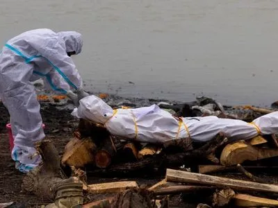В Індії тіла померлих від коронавірусу скидають у річку
