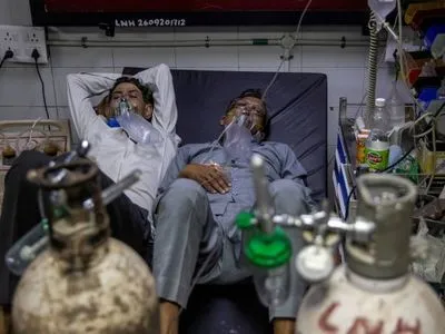 Всплеск COVID-19 в Индии: на фоне нехватки кислорода в больницах ВОЗ передала стране 4 тыс. концентраторов