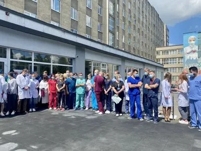Медики больницы скорой помощи во Львове устроили флешмоб в поддержку Степанова