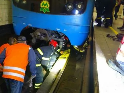 Метро Києва відновило роботу після спроби суїциду пасажира