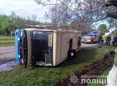 Автобус с пассажирами перевернулся в Ровенской области: четыре человека доставили в больницу