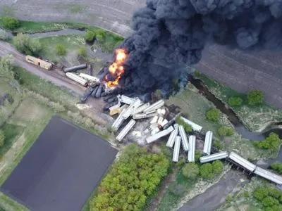 В США поезд с опасными химикатами потерпел крушение. Власти эвакуировали население