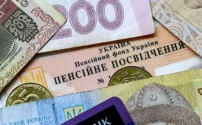 Середня пенсія у жінок в Україні на 30% менше, ніж у чоловіків