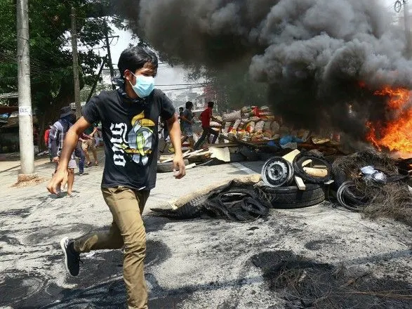 В Мьянме обстреляли бензовозы с топливом для военных