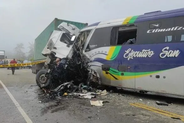 u-dtp-z-avtobusom-v-ekvadori-zaginuli-devyat-lyudey