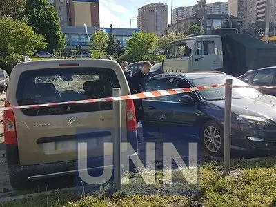 Поврежденные машины и пропасть в асфальте: в Киеве прорвало теплосеть