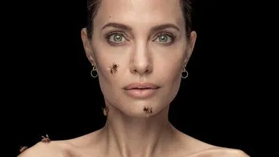 Анджелина Джоли снялась с роем пчел, чтобы привлечь внимание к их защите