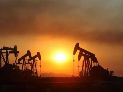 Нефть торгуется около трехнедельного минимума, в центре внимания возвращение поставок из Ирана