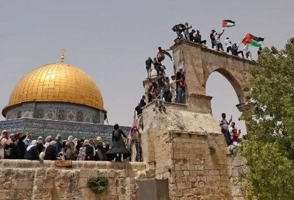 На Храмовой горе снова столкнулись палестинцы и полиция: задержаны более десятка человек