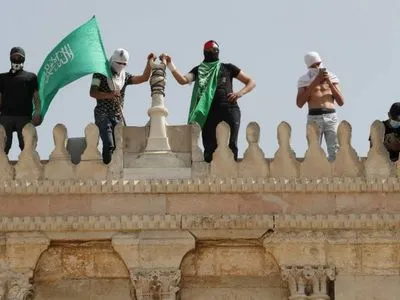 Після оголошення перемир'я між Ізраїлем і Палестиною на Храмовій горі знову почалися зіткнення. Мусульмани вийшли на "переможний марш"
