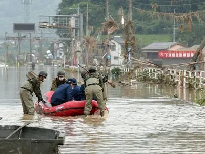 На западе Японии 14 тыс. человек получили указание эвакуироваться из-за ливней