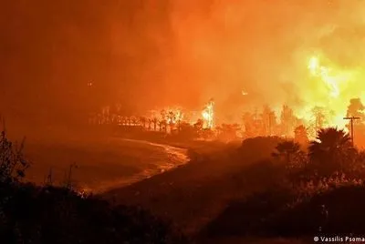 У Греції сотні рятувальників гасять лісову пожежу: майже 20 селищ евакуювали