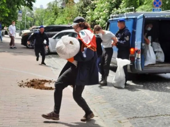 Пытался перебросить через забор несколько мешков навоза: в Киеве у посольства Беларуси задержали активиста Петра Маркелова