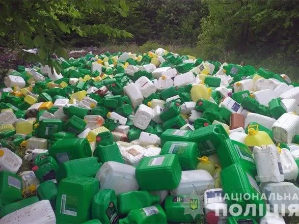 На Хмельниччині лісосмугу засипали пластиковими каністрами з-під хімікатів: поліція відкрила справу