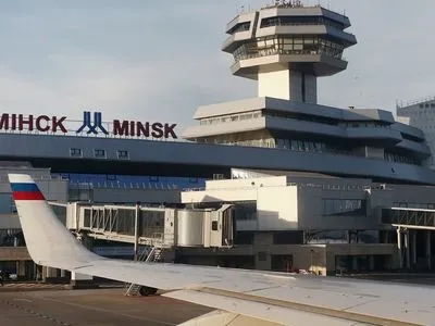 Рейсы авиакомпании Ryanair совершил аварийную посадку в Минске, на место отправилась спецтехника