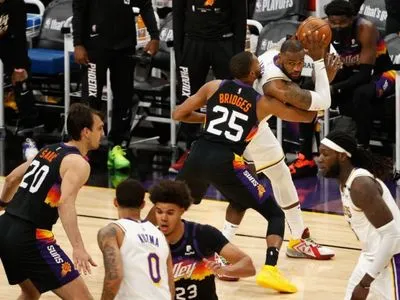 Баскетбол: действующие чемпионы НБА потерпели поражение на старте плей-офф